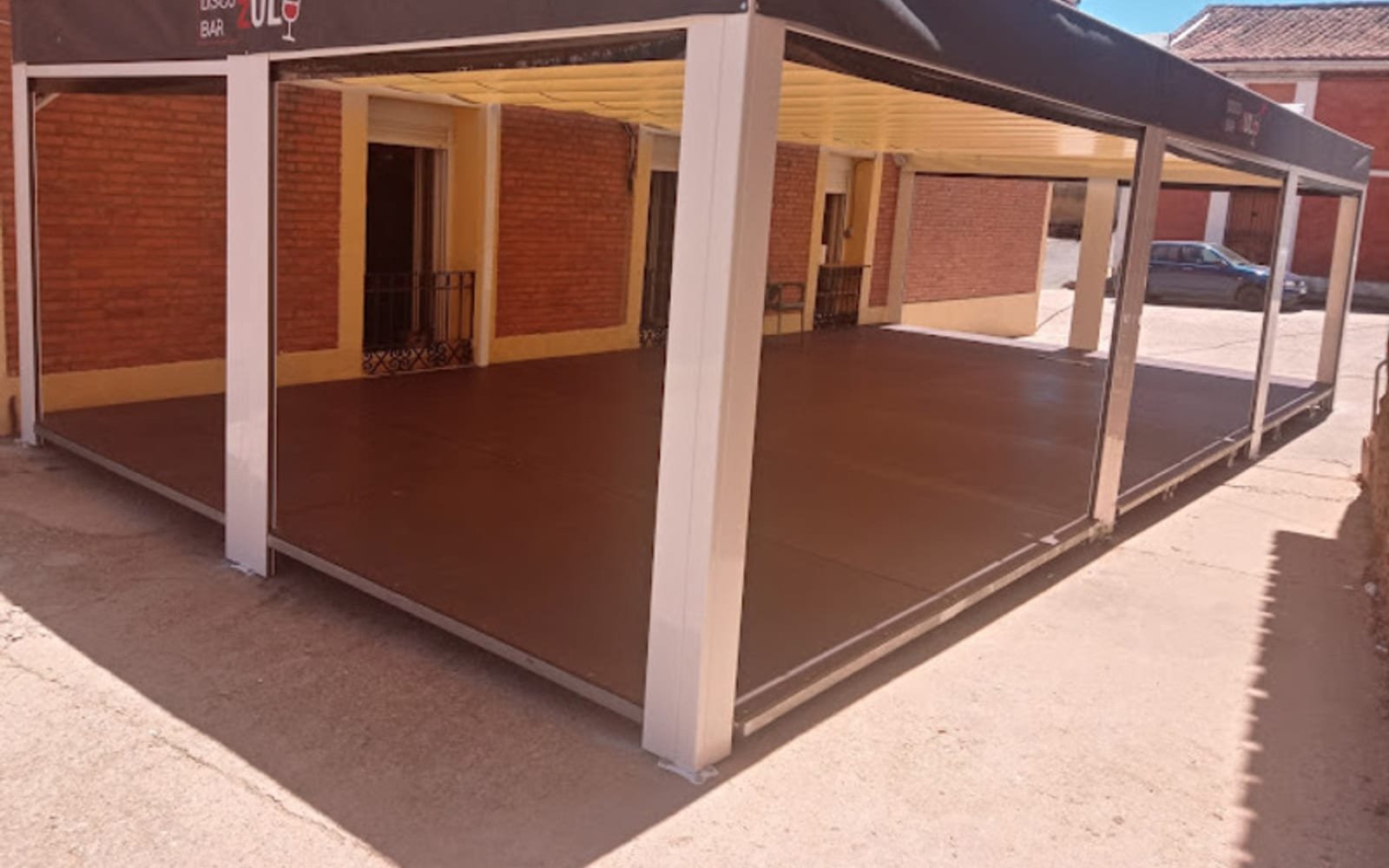 Covered terrace of Disco Bar Zulú in Manganeses de la Lampreana